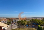 Дом с участком на продажу в городе el Vendrell. Фото