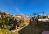Дом с участком на продажу в городе el Vendrell. Фото