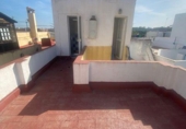 Дом с участком на продажу в городе Tomares. Фото