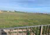 Отдельно стоящий дом с участком на продажу в городе Santa Ana. Фото