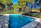 Отдельно стоящий дом с участком на продажу в городе Альбасете. Фото