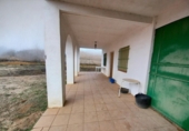 Отдельно стоящий дом с участком на продажу в городе Fuensanta. Фото