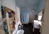 Отдельно стоящий дом с участком на продажу в городе La Roda. Фото