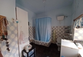 Отдельно стоящий дом с участком на продажу в городе La Roda. Фото