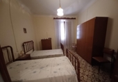 Отдельно стоящий дом с участком на продажу в городе La Roda. Фото