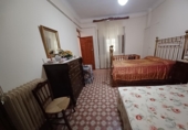 Отдельно стоящий дом с участком на продажу в городе La Roda. Фото