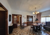 Отдельно стоящий дом с участком на продажу в городе Casas de Benítez. Фото