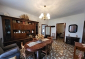 Отдельно стоящий дом с участком на продажу в городе Casas de Benítez. Фото