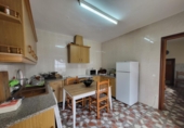 Отдельно стоящий дом с участком на продажу в городе Casas de Benítez. Фото