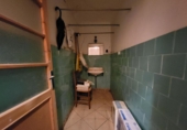 Отдельно стоящий дом с участком на продажу в городе Casas de Benítez. Фото