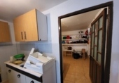 Отдельно стоящий дом с участком на продажу в городе Casas de Benítez. Фото