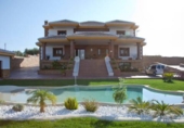 Chalet independiente con terreno en venta en Loja ref: TR80883 foto