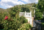 Отдельно стоящий дом с участком на продажу в городе Iznatoraf. Фото