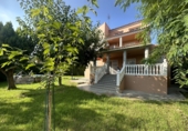 Отдельно стоящий дом с участком на продажу в городе Algímia d'Alfara. Фото