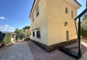 Отдельно стоящий дом с участком на продажу в городе Algar de Palància. Фото