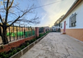 Загородный дом с участком на продажу в городе Loja. Фото