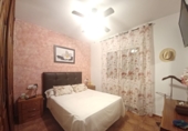Отдельно стоящий дом с участком на продажу в городе Loja. Фото