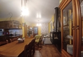 Отдельно стоящий дом с участком на продажу в городе Loja. Фото