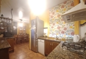 Отдельно стоящий дом с участком на продажу в городе Loja. Фото