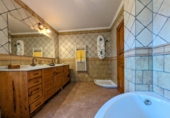Chalet independiente con terreno en venta en Loja ref: TR101924 foto
