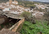 Дом с участком на продажу в городе Setenil de las Bodegas. Фото