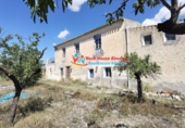 Загородный дом с участком на продажу в городе Lúcar. Фото