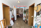 Загородный дом с участком на продажу в городе Oria. Фото