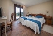 Chalet independiente con terreno en venta en Oviedo ref: TR17425 foto