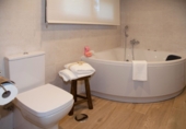 Chalet independiente con terreno en venta en Oviedo ref: TR17425 foto