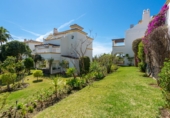 Xalet adossat amb terreny en venda a Estepona ref.: TR75899 foto