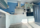 Отдельно стоящий дом с участком на продажу в городе Pinares de Lepe. Фото