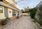 Отдельно стоящий дом с участком на продажу в городе Pinares de Lepe. Фото