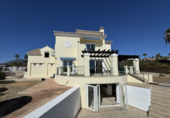 Villa con terreno en venta en Estepona ref: TR360886 foto