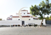 Отдельно стоящий дом с участком на продажу в городе Ayamonte. Фото