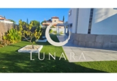 Отдельно стоящий дом с участком на продажу в городе Ayamonte. Фото