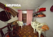 Отдельно стоящий дом с участком на продажу в городе Almassora. Фото