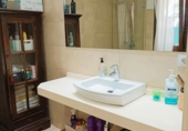Отдельно стоящий дом с участком на продажу в городе Aljaraque. Фото