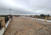 Отдельно стоящий дом с участком на продажу в городе Olivares. Фото