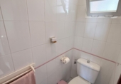 Отдельно стоящий дом с участком на продажу в городе Rincón de la Victoria. Фото