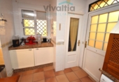 Отдельно стоящий дом с участком на продажу в городе Aljaraque. Фото