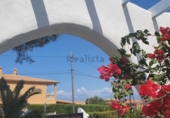 Отдельно стоящий дом с участком на продажу в городе Badia Blava. Фото
