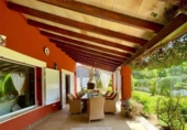 Отдельно стоящий дом с участком на продажу в городе Puig de Ros. Фото