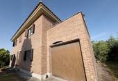 Отдельно стоящий дом с участком на продажу в городе Santa Marta de Tormes. Фото