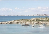 Отдельно стоящий дом с участком на продажу в городе El Campello. Фото