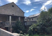 Дом с участком на продажу в городе Fabero. Фото
