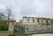 Отдельно стоящий дом с участком на продажу в городе Альбасете. Фото