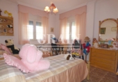 Отдельно стоящий дом с участком на продажу в городе Альбасете. Фото