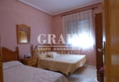 Отдельно стоящий дом с участком на продажу в городе Альбасете. Фото