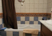Отдельно стоящий дом с участком на продажу в городе Гранха-де-Торреермоса. Фото