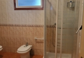 Отдельно стоящий дом с участком на продажу в городе Гранха-де-Торреермоса. Фото
